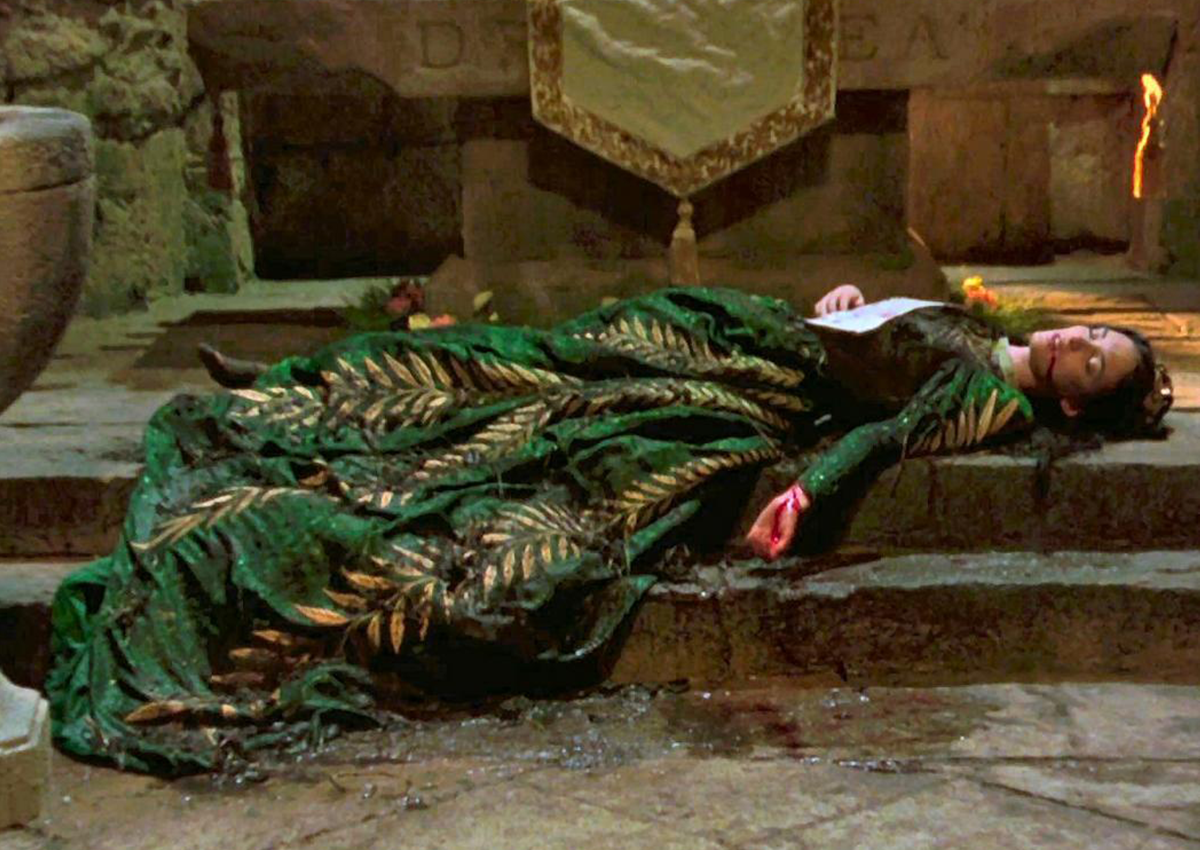 Winona Ryder as Elisabeta (later Mina Harker) and Gary Oldman as Dracula